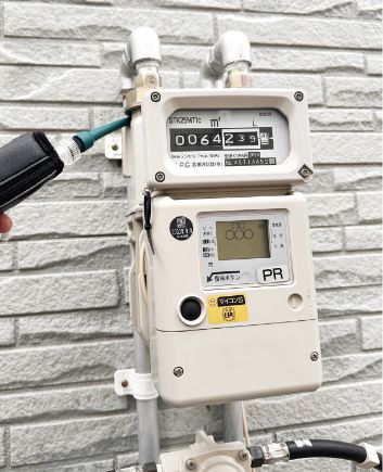 パイプを締めている写真