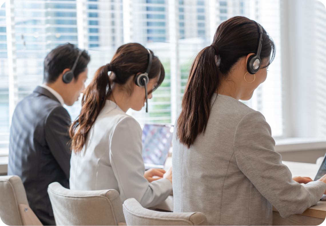 オペレータ３名の後ろ姿の写真