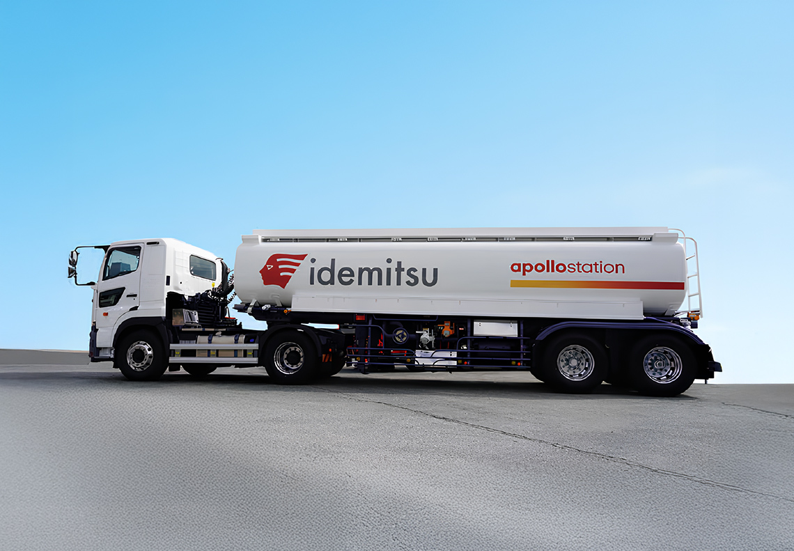 走行中の銀色のタンクローリー