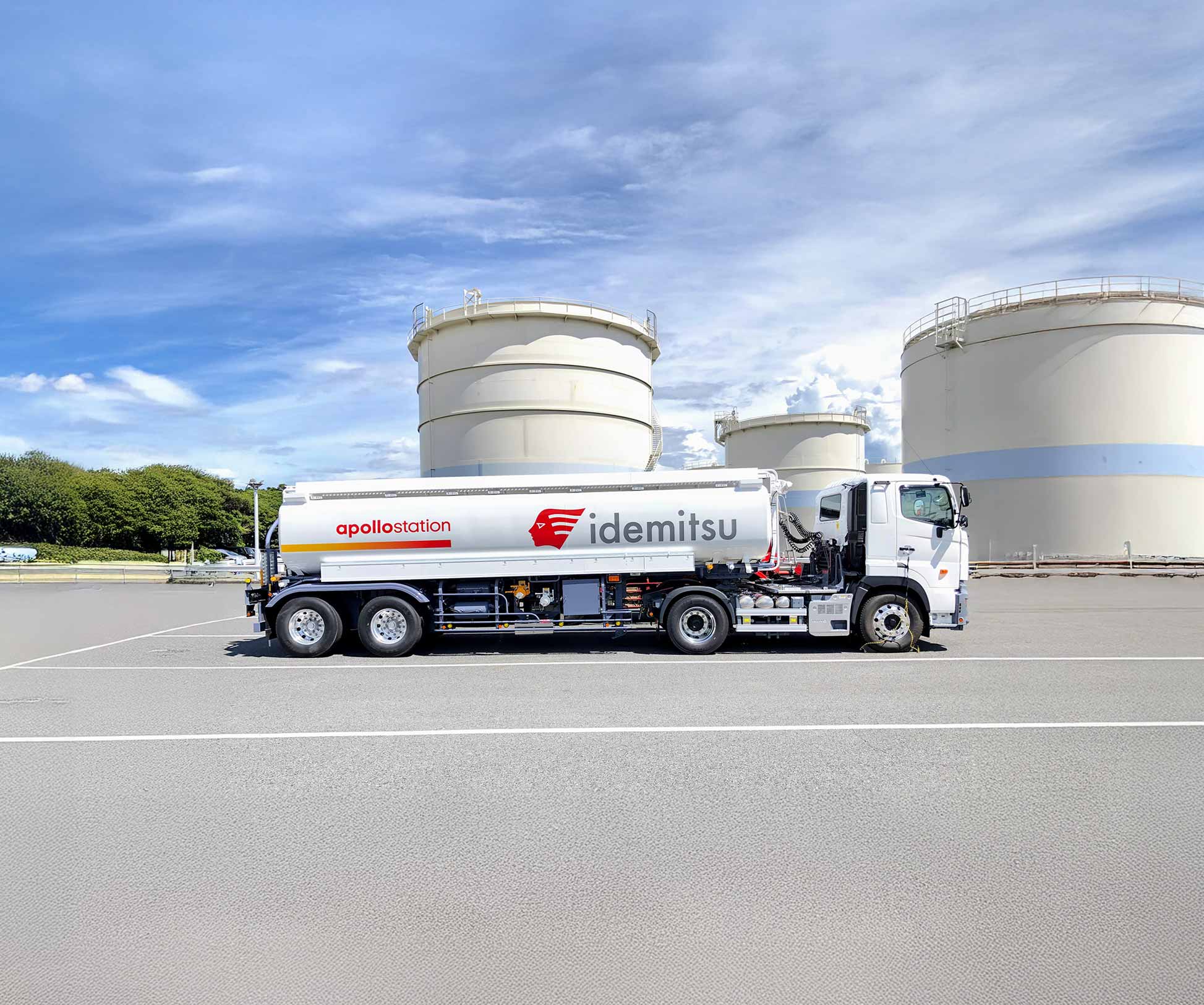 輝くタンクを牽引する青い大型トラック。